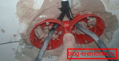 Fixation d'éléments plastiques à l'aide d'un mastic Fixation d'éléments plastiques à l'aide d'un mastic