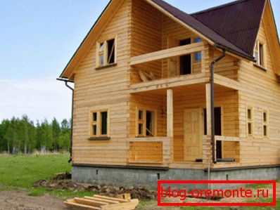Photo d'une maison en bois de 2 étages Photo d'une maison en bois de 2 étages