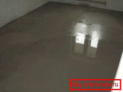 Photo d'une chape en béton dans l'appartement. Photo d'une chape en béton dans l'appartement.