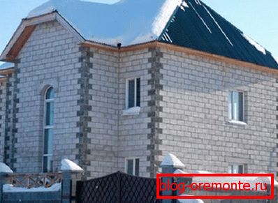 Photos d'une maison privée de béton cellulaire. Photos d'une maison privée de béton cellulaire.