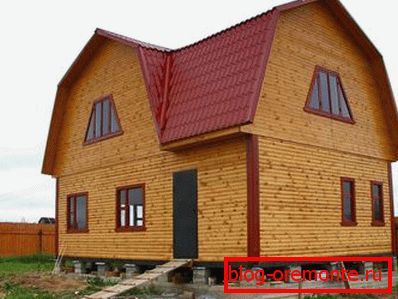 Photo de la maison gainée d'imitation de bois Photo de la maison gainée d'imitation de bois