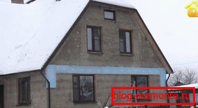 Photo d'une maison à deux étages d'Opilkobetona en hiver Photo d'une maison à deux étages d'Opilkobetona en hiver
