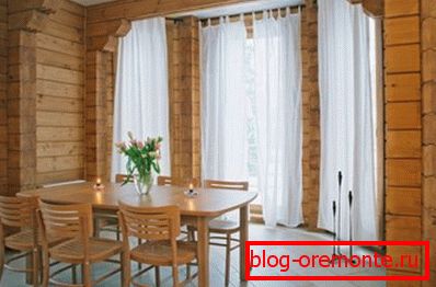 Photos du bel intérieur de la maison en bois lamellé sans décoration intérieure. Photos du bel intérieur de la maison en bois lamellé sans décoration intérieure.