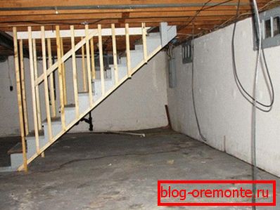 Photo d'une salle du sous-sol avec un escalier Photo d'une salle du sous-sol avec un escalier