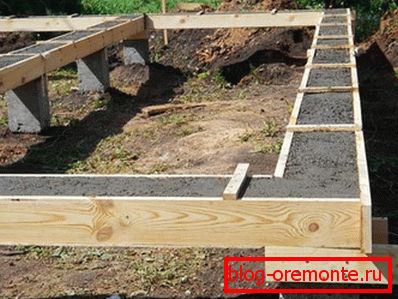 La fondation sur les poteaux avec un grillage en béton. La fondation sur les poteaux avec un grillage en béton.