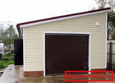 Garage avec un toit en pente