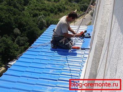 Sceller la jonction du toit du balcon avec le mur