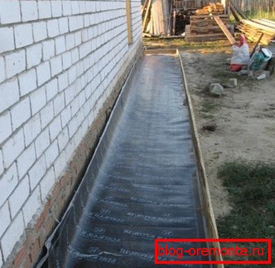 Couche d'imperméabilisation dans la zone aveugle Couche d'imperméabilisation dans la zone aveugle