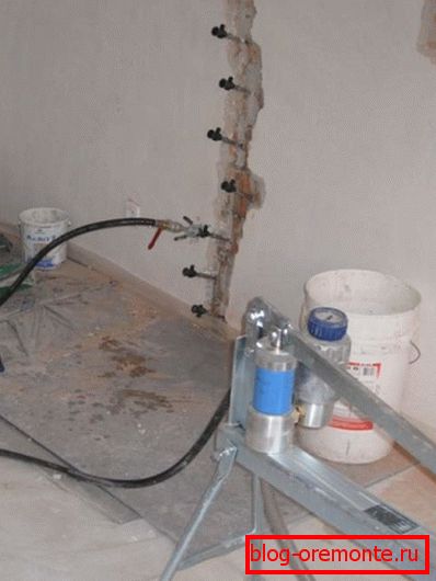 L'injection avec un mélange de ciment de qualité élimine les dommages graves. L'injection avec un mélange de ciment de qualité élimine les dommages graves.
