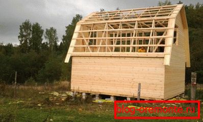 L'utilisation de matériaux avec une section plus petite pour la fabrication du toit peut réduire considérablement la charge sur le bâtiment L'utilisation de matériaux avec une section plus petite pour la fabrication du toit peut réduire considérablement la charge sur le bâtiment