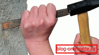 Utilisez un marteau et un burin. Utilisez un marteau et un burin.