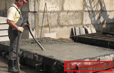 Utilisez une unité au sol pour compacter le mélange dans le moule. Photo Utilisez une unité au sol pour compacter le mélange dans le moule. Photo