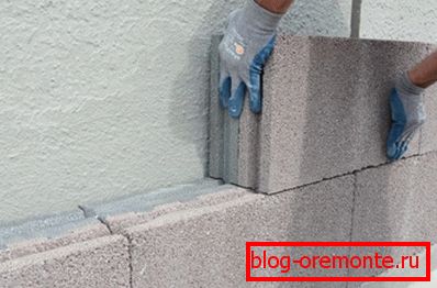 Utilisation de blocs d'isolation thermique pour chauffer un mur en béton lourd