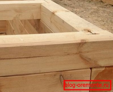 La fabrication de maisons en rondins implique la création de joints et de joints spéciaux entre les couronnes, ce qui prend parfois beaucoup de temps. La fabrication de maisons en rondins implique la création de joints et de joints spéciaux entre les couronnes, ce qui prend parfois beaucoup de temps.