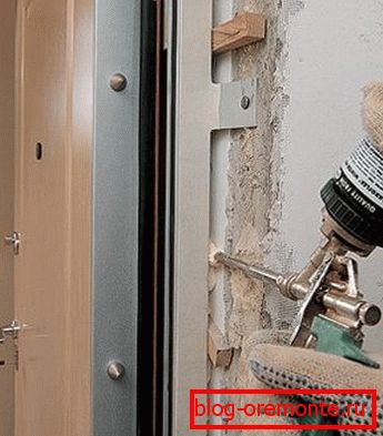 Isolation de la porte d'entrée quel est le meilleur moyen d'installer la porte d'entrée