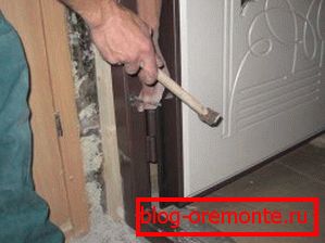 Fixation à travers les trous de la boîte règles d'installation de la porte