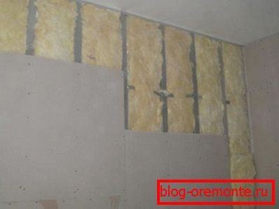 Comme pour l’installation de panneaux muraux et lors de l’installation de cloisons sèches, vous pouvez réaliser une isolation supplémentaire Comme pour l’installation de panneaux muraux et lors de l’installation de cloisons sèches, vous pouvez réaliser une isolation supplémentaire