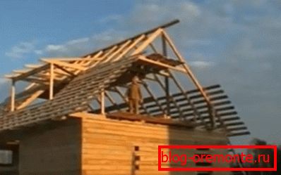 Cadre avec une caisse pour un toit à deux versants Cadre avec une caisse pour un toit à deux versants