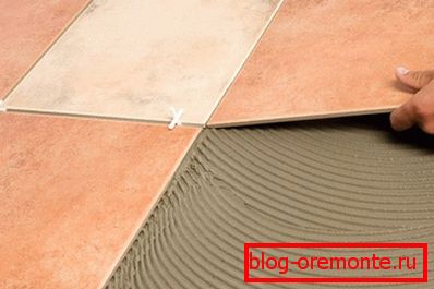 Nous posons des carreaux sur la chape