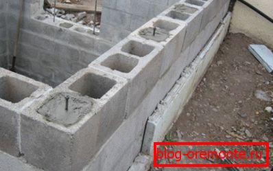 La pose de la paroi externe du creux, qui devrait fournir une isolation thermique normale La pose de la paroi externe du creux, qui devrait fournir une isolation thermique normale