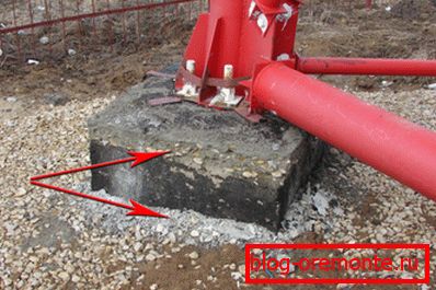 Les fluctuations de température ont entraîné la destruction partielle de la fondation en béton insuffisamment résistante au gel. Les fluctuations de température ont entraîné la destruction partielle de la fondation en béton insuffisamment résistante au gel.