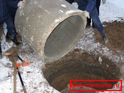 Les petits anneaux sont plus faciles à installer à la main; Cependant, ils auront besoin de plus, ce qui signifie une plus grande profondeur de la fosse. Les petits anneaux sont plus faciles à installer à la main; Cependant, ils auront besoin de plus, ce qui signifie une plus grande profondeur de la fosse.