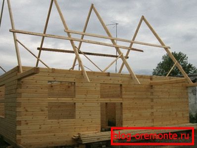 La conception du toit dans les maisons de ce type devrait être aussi légère que possible. La conception du toit dans les maisons de ce type devrait être aussi légère que possible.