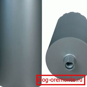 La couronne est un tube avec une extrémité coupante et monté sur la queue. La couronne est un tube avec une extrémité coupante et monté sur la queue.