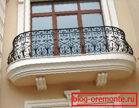 Barrière forgée sur le balcon