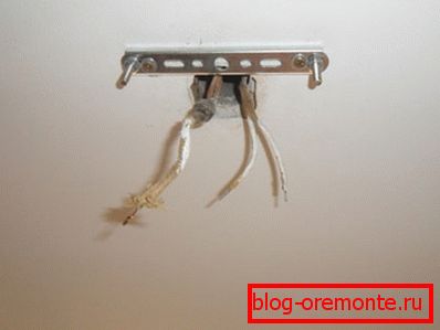 Fixation du lustre au plafond en béton à l'aide du rail de montage Fixation du lustre au plafond en béton à l'aide du rail de montage