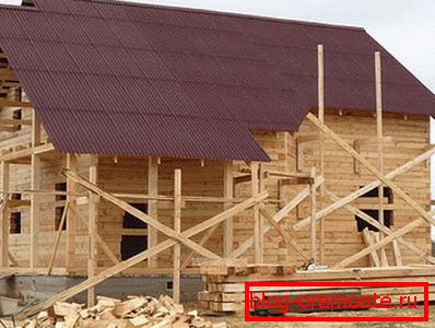 Toit d'une maison en bois Toit d'une maison en bois