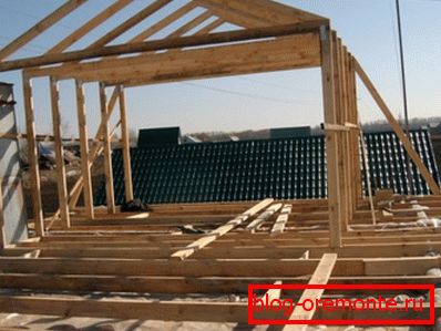 Le toit sur les deux pentes avec la salle à l'intérieur. Le toit sur les deux pentes avec la salle à l'intérieur.