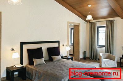 Stratifié au plafond dans la chambre