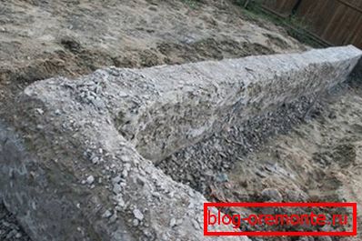 La fondation du ruban, qui a été inondée par un fort gel. La fondation du ruban, qui a été inondée par un fort gel.