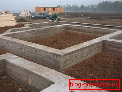 Fondation de ruban pour la construction d'une maison en bois. Fondation de ruban pour la construction d'une maison en bois.