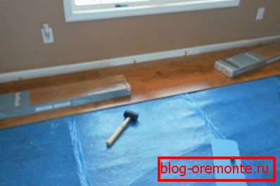Les feuilles de support doivent être perpendiculaires aux lames de plancher. Les feuilles de support doivent être perpendiculaires aux lames de plancher.