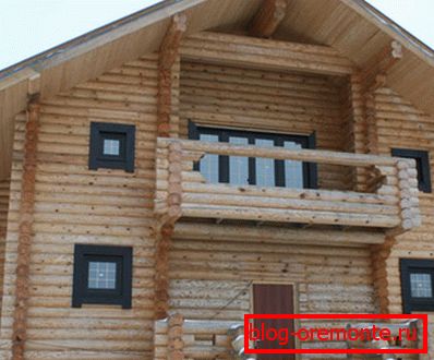 Photo amateur de la maison, grâce à laquelle vous pouvez voir que le calcul du nombre de bois et de son coût doit être effectué non seulement sur la base des données d'installation des murs, mais également de tous les éléments de structure Photo amateur de la maison, grâce à laquelle vous pouvez voir que le calcul du nombre de bois et de son coût doit être effectué non seulement sur la base des données d'installation des murs, mais également de tous les éléments de structure