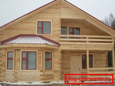 Photo amateur de la maison en matériau profilé Photo amateur de la maison en matériau profilé