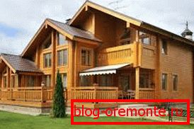Photo amateur de la maison finie en bois Photo amateur de la maison finie en bois