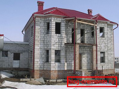 Photo amateur de la maison de deux étages terminée à partir de ce matériau Photo amateur de la maison de deux étages terminée à partir de ce matériau