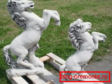 Photo amateur de statues finies en forme de chevaux en béton