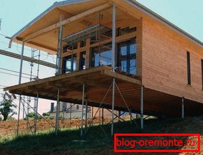 Photo amateur montrant les avantages des fondations sur pieux pour les maisons en bois Photo amateur montrant les avantages des fondations sur pieux pour les maisons en bois