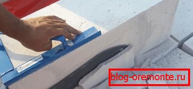Photo amateur, le processus de coupe des blocs de ce matériau avec un outil spécial Photo amateur, le processus de coupe des blocs de ce matériau avec un outil spécial
