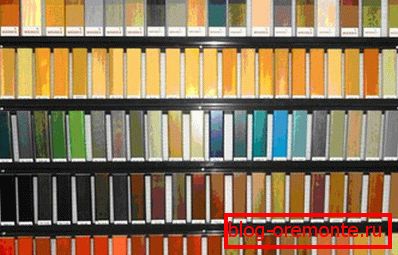 Photo amateur du stand avec des échantillons de peintures, qui présente tous les produits du magasin Photo amateur du stand avec des échantillons de peintures, qui présente tous les produits du magasin