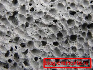 Faible poids volumétrique du béton cellulaire en raison de la grande porosité Faible poids volumétrique du béton cellulaire en raison de la grande porosité