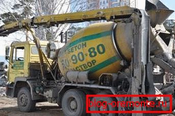 Machine pour alimenter du béton à une hauteur à l'aide d'un manipulateur Machine pour alimenter du béton à une hauteur à l'aide d'un manipulateur