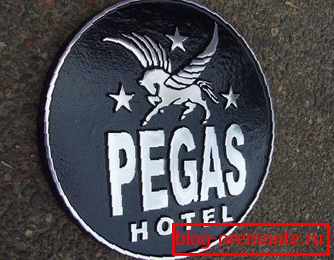 Enseigne en métal avec logo de la marque