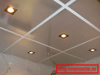 Faux plafond en métal dans la salle de bain Faux plafond en métal dans la salle de bain