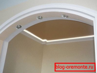 Installation de la voûte dans la porte, avec l'introduction de l'éclairage ponctuel Installation de la voûte dans la porte, avec l'introduction de l'éclairage ponctuel