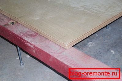 Installation de plancher de contreplaqué sur des lagunes